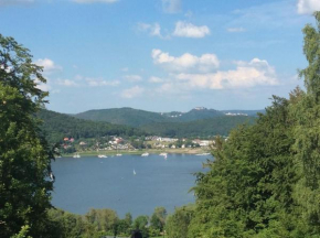 Haus mit Seeblick - Terrassen - großzügig auf 2 Ebenen - freistehend 1.000 qm